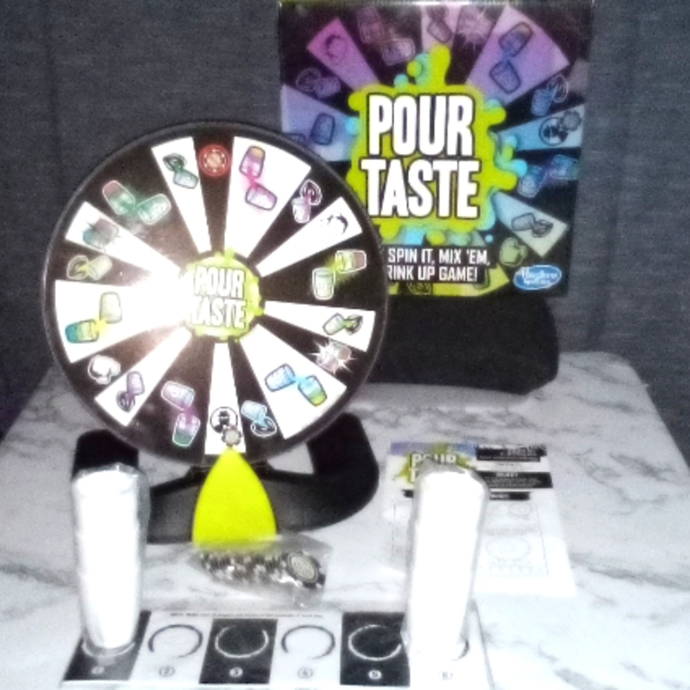 Hasbro game/ Pour Taste- The Spin It,Mix 'Em, Drink Up Game/age…
